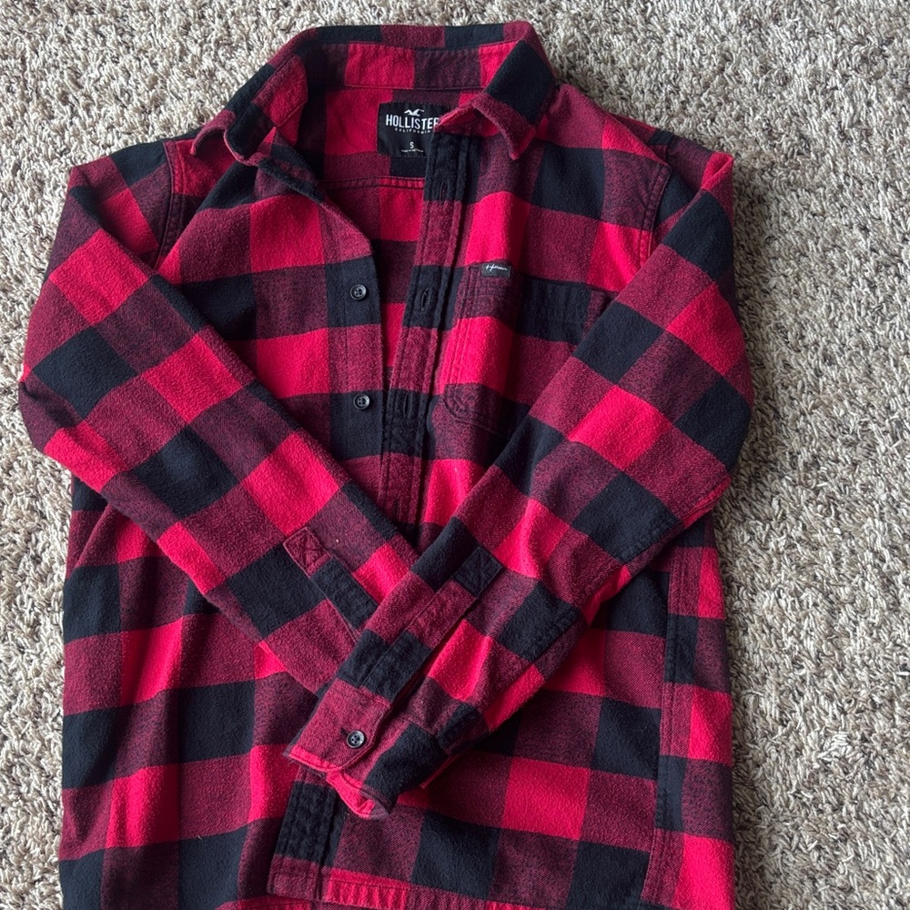 Hollister men’s size small red and black checked flannel shirt